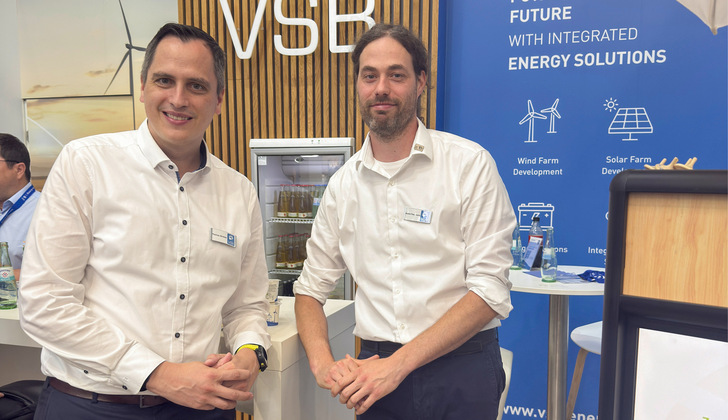 Thomas Winkler (links), Managing Director VSB Deutschland, und André Pasemann, Abteilungsleiter Energynious bei VSB, auf der Smarter E Europe