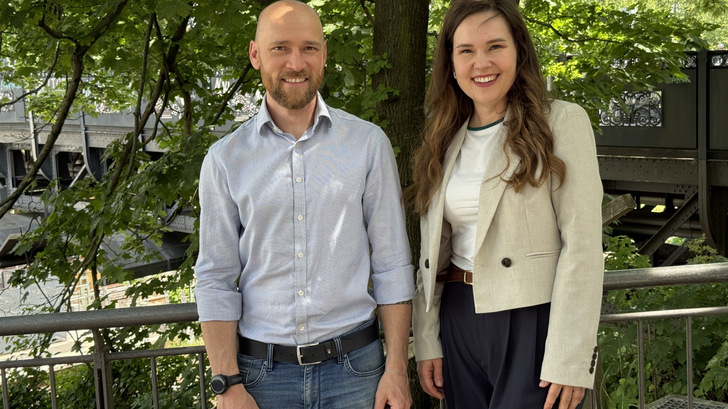 Martin und Johanna Schultz sind mit Zukunftwind in Berlin ansässig, fahren aber oft zu Landeigentümern quer durch die Republik, um mit ihnen persönlich zu sprechen.