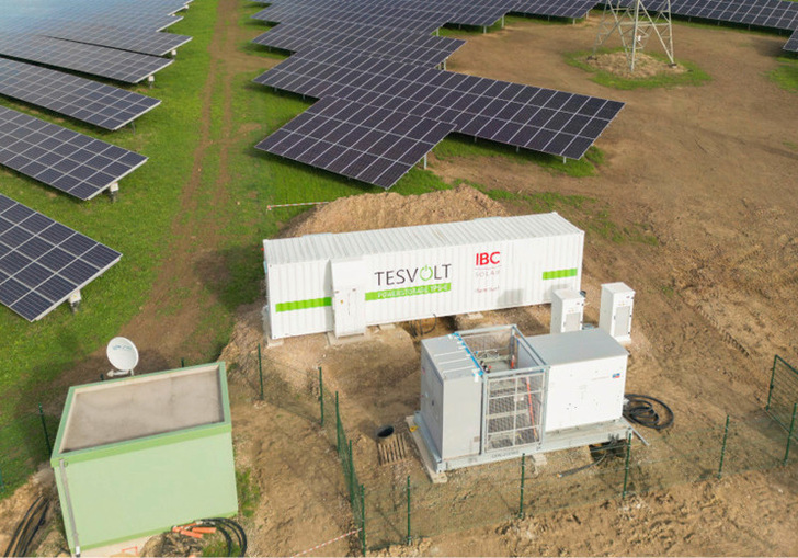 IBC Solar hat einen Solarpark in der Eifel mit Speicher von Tesvolt veredelt.