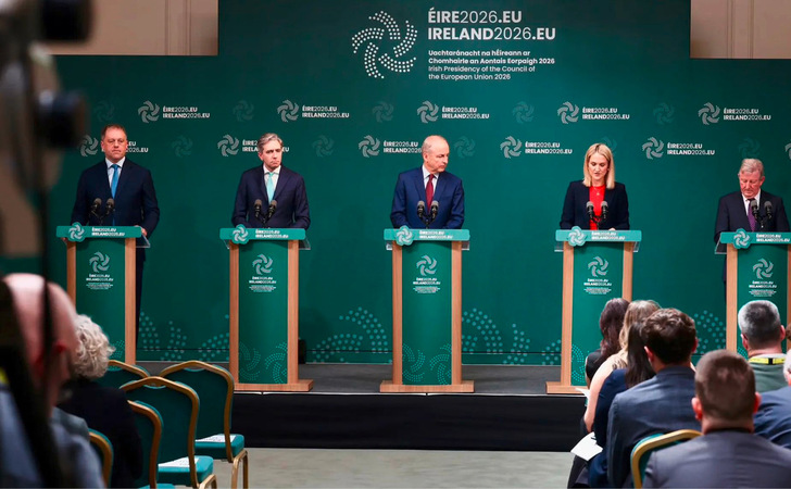 EU-Ratspräsidentschaft ab Juli 2026, rechts der Staatsminister für Verkehr Sean Canney, in der Mitte Premierminister Micheál Martin, dazwischen die Außenministerin Helen McEntee