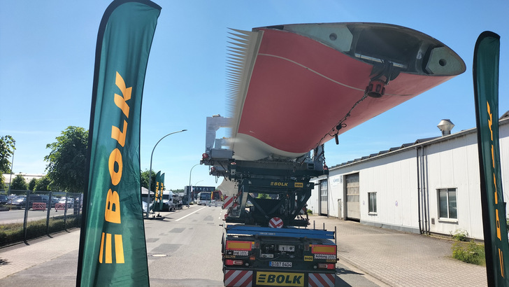 Geteiltes GE-Rotorblatt für die Anlage, die das 25. Gigawatt vollendet, für die das GE-Vernova-Werk in Salzbergen im Mai das Maschinenhaus montiert hat. 