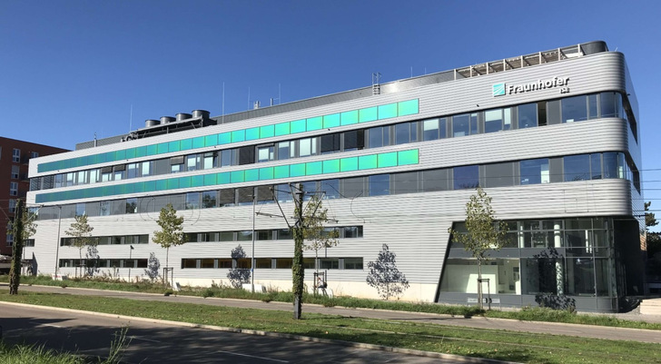 Die Möglichkeiten der BIPV wachsen. In Bern wird auch eine Möglichkeit vorgestellt, wie Solarmodule automatisiert auf Kundenwunsch hergestellt werden können.