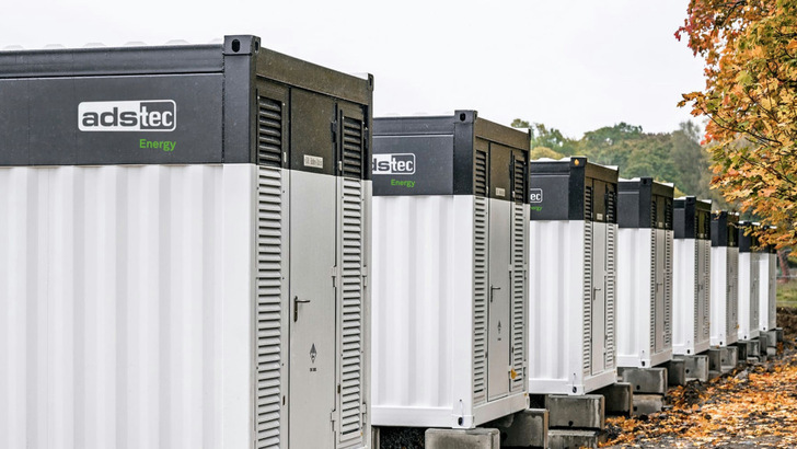 Speicher können die Dellen von Wind- und Photovoltaikeinspeisung ausgleichen, wenn man faire Anforderungen an alle Technolgien stellt.