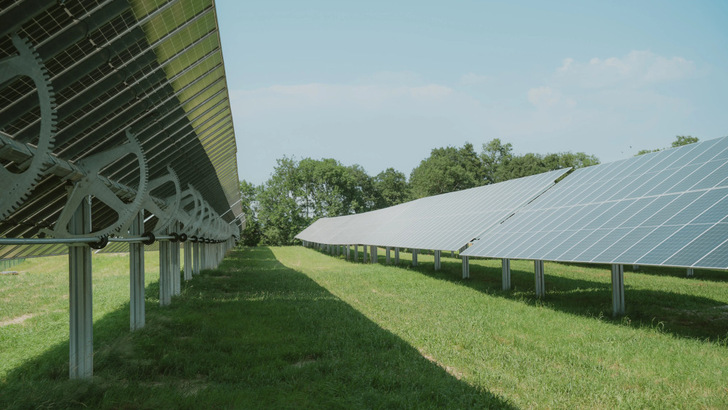 Die Anlage in Höhnhart kombiniert nicht nur Landwirtschaft mit Photovoltaik, sondern liefert auch preiswerten Sonnenstrom für die Anwohner.