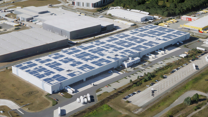 Das riesige Dach wird mit Solarmodulen veredelt.