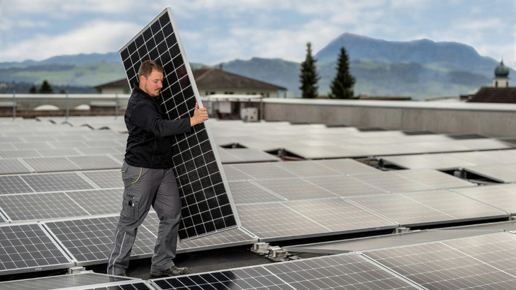 Damit der Ausbau der Photovoltaik in der Schweiz schneller geht, muss die Regierung noch an ein paar regulatorischen Schrauben drehen.