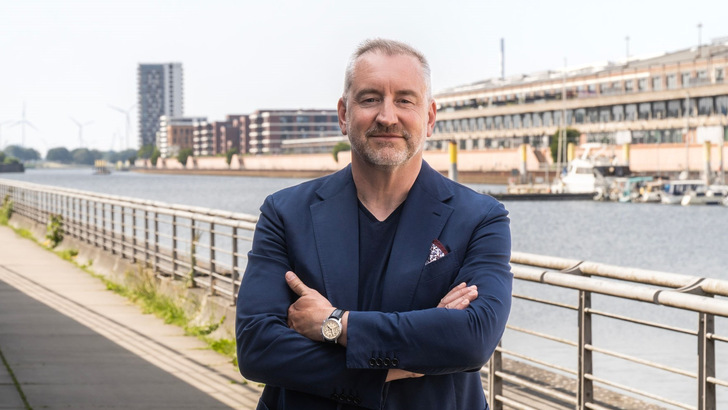 Achim Berge Olsen ist seit Oktober 2025 CEO (Geschäftsführer) der Offshore-Einheit von Deutsche Windtechnik. Davor war er mehrere Jahre lang bis September 2022 Chef der Offshore-Sparte des Windparkentwicklungsunternehmens WPD. Von September 2022 an bis März 2023 blieb er auch CEO bei Skyborn Renewables, nachdem WPD sein Offshore-Geschäft verkauft hatte und diese ehemalige Meereswindkrafteinheit unter der Regie der neuen Eigentümer in Skyborn Renewables umfirmiert war. Dann verabschiedete sich Berge Olsen aus dem unmittelbaren Chefmanagement der Offshore-Windpark-Entwicklungsfirma, blieb aber noch bis Januar 2024 als strategischer Berater für Skyborn Renewables tätig. Außerdem begann er inzwischen, auch als selbstständiger Branchenexperte mit seinem eigenen Beratungdsdienst Blinkskott Energy tätig zu sein.