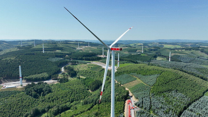 Windpark Sundern, Sauerland, Ende Juni, Stadtwerke-Unternehmen Trianel lässt Maschinenhaus und Rotor an den ersten von zwölf Windenergieanlagen montieren.Die Trianel Wind und Solar GmbH & Co. KG und Sundern Energie GmbH werden die Betreiber.