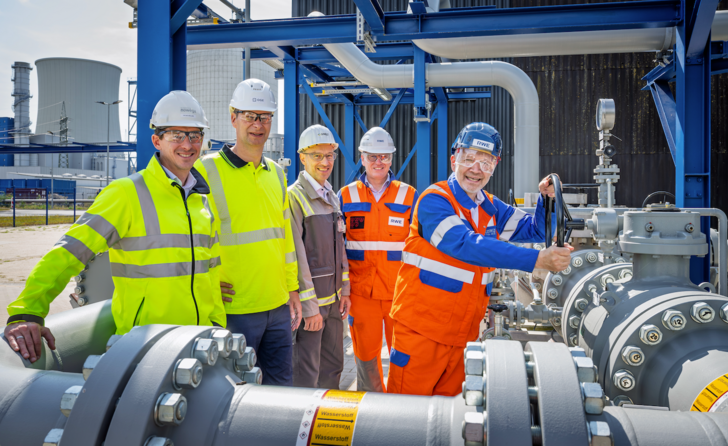 Bei einem Treffen in Lingen wurde jetzt symbolisch der Wasserstoff auf die Reise geschickt von (Foto v.l.) Dennis Hoeveler, Bereichsleiter Technik bei Nowega, Thomas Hüwener, CEO von OGE, Thomas Basten, CEO von SYNEQT, Nikolaus Valerius, CEO RWE Generation, und Andreas Kuhlmann, Vorstandsvorsitzender des Deutschen Wasserstoffverbandes.