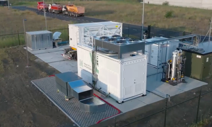 Ein erster Blick auf den AEM-Elektrolyseur von Power to Hydrogen im kommerziellen Maßstab, der nun im Hafen von Antwerpen-Brügge arbeitet.