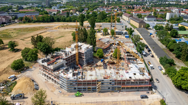 Blick auf das entstehende Innovationsquartier: Wo bis vor wenigen Jahren noch Kasernenbetrieb herrschte, wächst heute ein neues Stadtquartier. Im Hintergrund rechts sind noch die historischen Kasernengebäude zu sehen.
