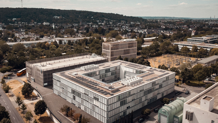 Neue Solation Solardachanlage für mehrere Mieter in Bonn.