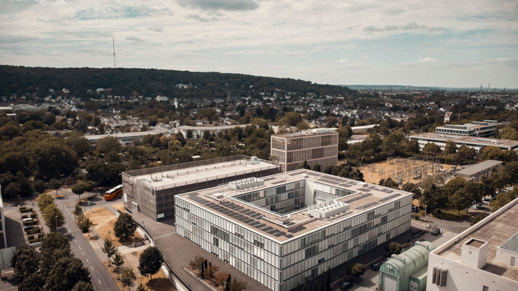 Das Gebäude in Bonn produziert Überschussstrom, der teilweise als Spende an eine gemeinnützige Organisation geht.