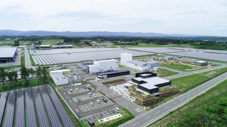 Demonstrationsprojekt Fukushima Hydrogen Energy Research Field (FH2R) mit 20-MW-Photovoltaikanlage und Alkali-Elektrolyseur. 