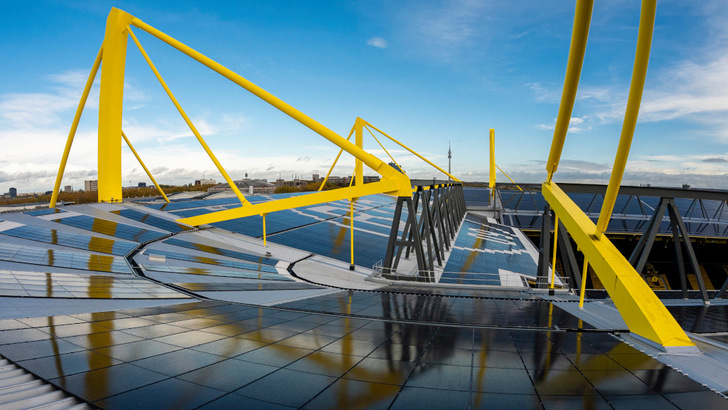 Die Solaranlage bedeckt fast das gesamte Stadiondach. Nur wenige Lücken wurden gelassen, um das BVB-Logo sichtbar zu machen.