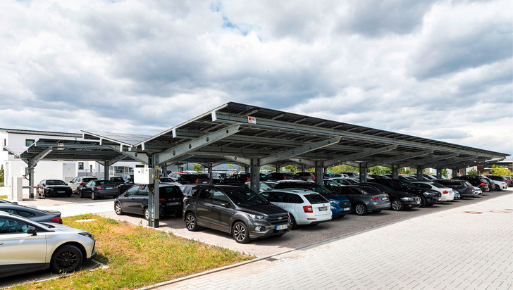 Der solare Carport bei Atlas Copco spendet nicht nur Schatten, er liefert auch dringend benötigten Strom für die Produktion.