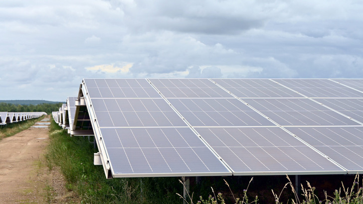 Die Solarparks in Brandenburg und Thüringen wird Zelestra mit Speichern koppeln.