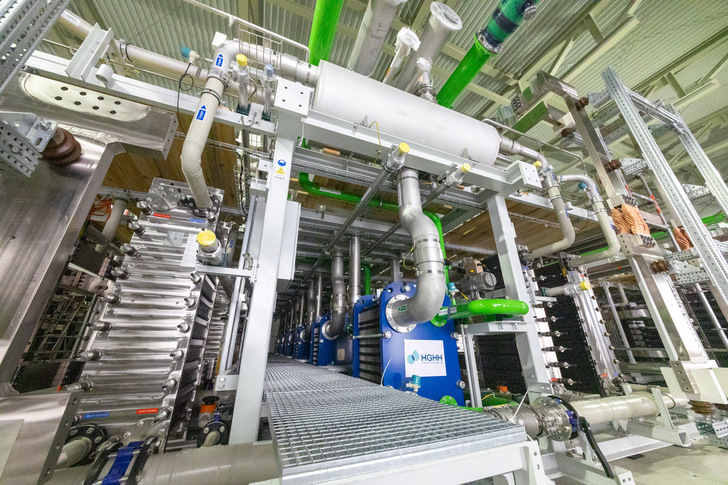 Der Elektrolyseur des Hamburg Green Hydrogen Hubs (HGHH) nimmt Gestalt an.
