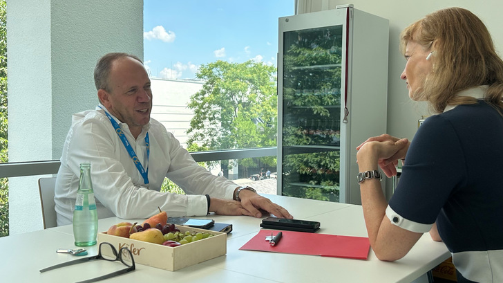 Trinasolar-Chef de la Viña im Interview mit ERNEUERBARE-ENERGIEN-
Chefredakteurin Nicole Weinhold.