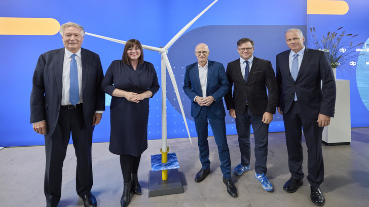 Windparkeröffner von He Dreiht, von links nach rechts: EnBW-Vorstand Peter Heydecker, Hamburgs Umweltsenatorin Katharina Fegebank, Hamburgs Erster Bürgermeister Peter Tschentscher, Bundesumweltminister Carsten Schneider und EnBW-Vorstandsvorsitzender Georg Stamatelopoulos