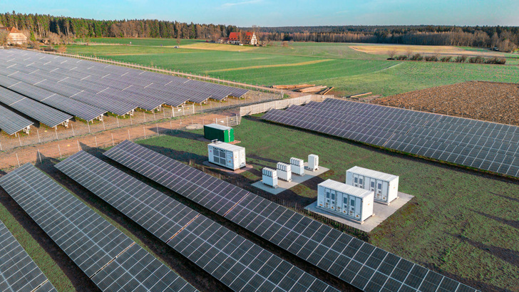 Ein großer Batteriespeicher arbeitet direkt am Solarpark im baden-württembergischen Villingen-Schwenningen.