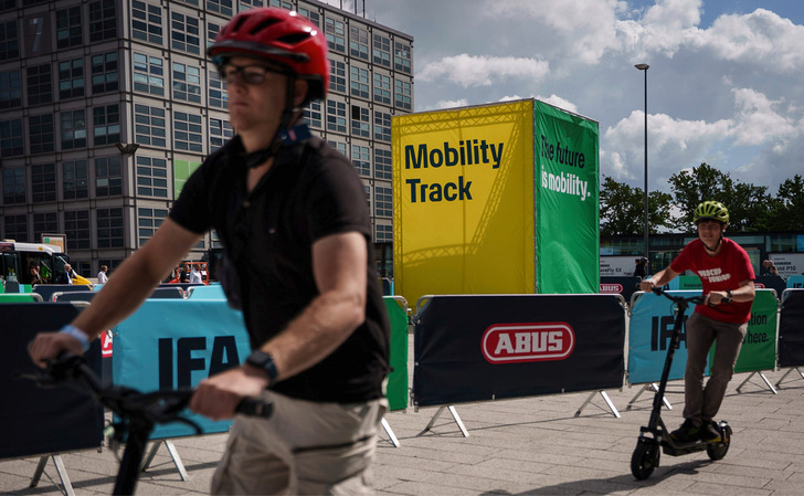Elektrisierte Mobilität - am besten angetrieben künftig mit grüner Elektrizität und eingebunden in einer komplett vernetzten Energieversorgung – Aktion der Messe IFA in Berlin, Anfang September 2026