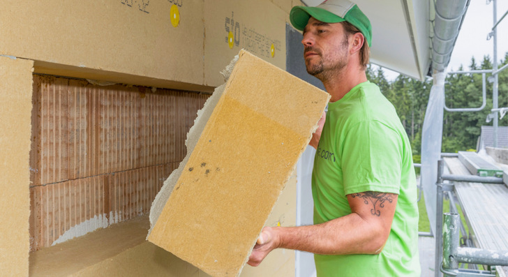 1  Holzweichfaserplatten müssen etwas dicker ausfallen als zum Beispiel EPS-Platten, enthalten aber weniger graue Energie. Diese hier werden dazu mit zementfreiem Mörtel verarbeitet.