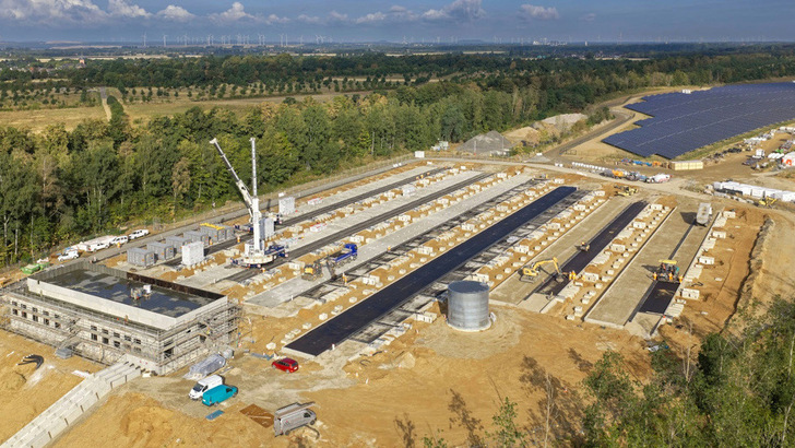 Großer Speicherpark im Tagebau Hambach in NRW.
