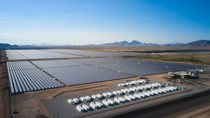 Die drei neuen Speicher wie die Anlage Mesquite in Arizona sind mit Solarparks gekoppelt.