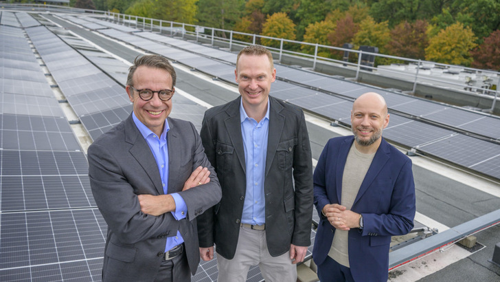 Oliver Jäger von Aalberts, Wolfgang Röbig und Robin Nowak von Gigagreen haben die Partnerschaft am Hauptsitz von Aalberts Surface Technologies in Kerpen besiegelt.