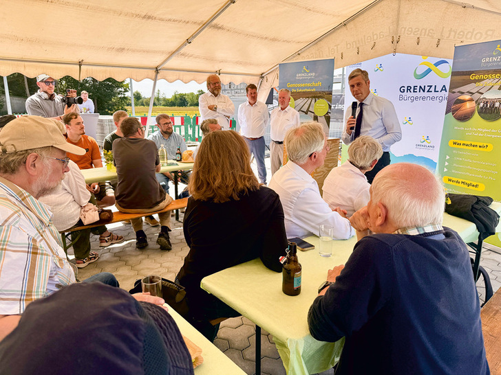 Zu Gast bei Grenzland Bürgerenergie am Tag des Wasserstoffs 2026. Vorne links Reinhard Christiansen, am Mikro Staatssekretär Joschka Knuth.
