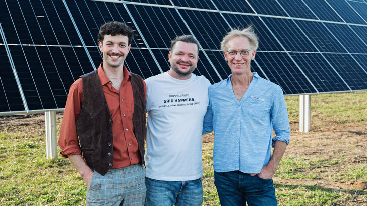 Lukian Wilkens, Till Skudelny und Olaf Wilkens (v.l.n.r.) haben das Agri-PV-Projekt in Riepholm gemeinsam gestemmt.