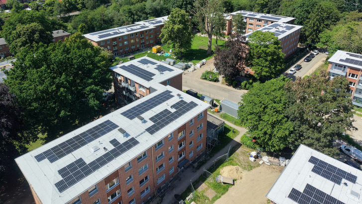 Luftbild des Ensembles am Wiesnerring - mit Solardächern.