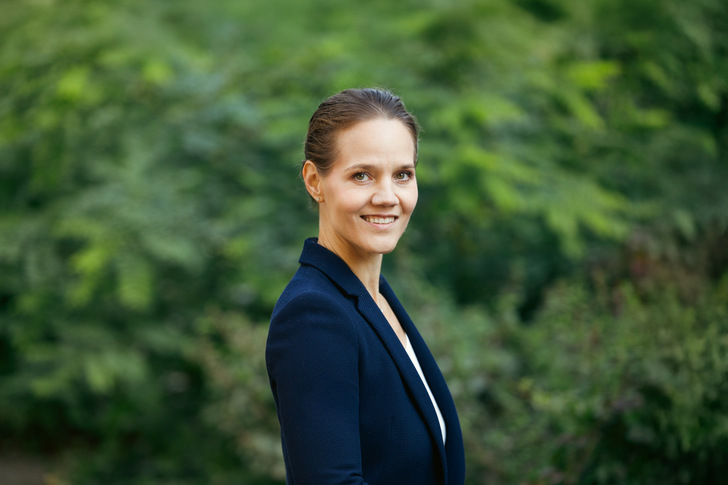 Barbara Metz, Bundesgeschäftsführerin der DUH: Der Abbau klarer Klimaschutzregeln habe nichts mit Freiheit zu tun, im Gegenteil – „Wer heute noch neue Öl- und Gasheizungen ermöglicht, fesselt Menschen für Jahrzehnte an fossile Energien und unkalkulierbare Kosten.“