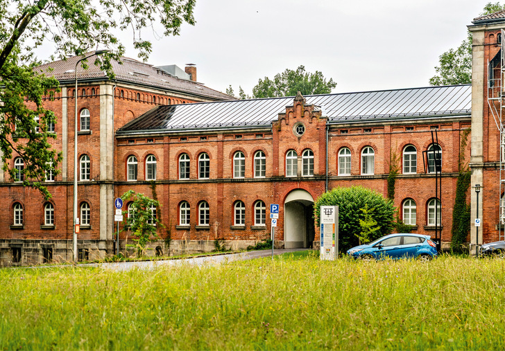 Die Solarmodule fügen sich perfekt ins Dach der Klinik Angerholm ein. Vom Stadtpark aus sind sie kaum zu erkennen.