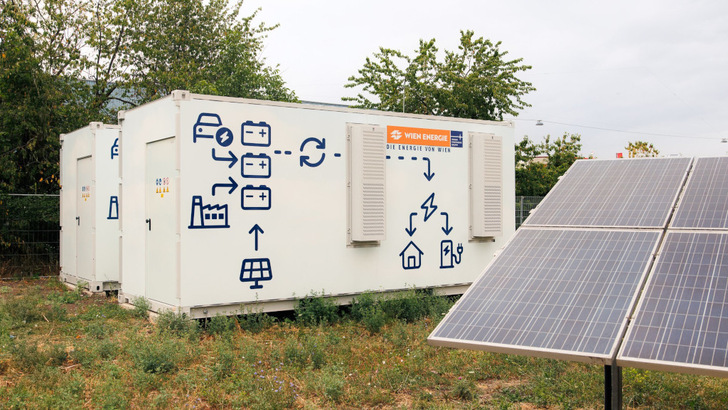 Wenn der Speicher mit einer Solaranlage kombiniert wird, läuft er netzdienlich und sollte von Netzentgelten befreit sein, argumentiert die Branche.