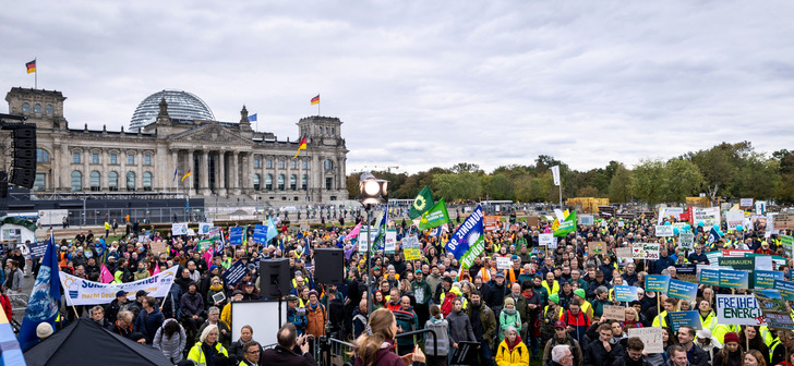 Demonstration des Bündnisses Erneuerbare Energien, am 9.10.26 vor dem Reichstag in Berlin.