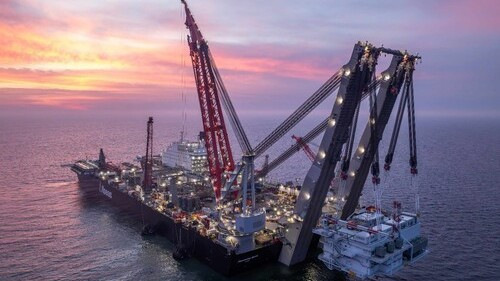Mit einer Länge von 382 Metern, einer Breite von 124 Metern und einer Hebekapazität von bis zu 60.000 Tonnen zählt die  Pioneering Spirit  zu den leistungsfähigsten Offshore-Bau- und Installationsschiffen weltweit.