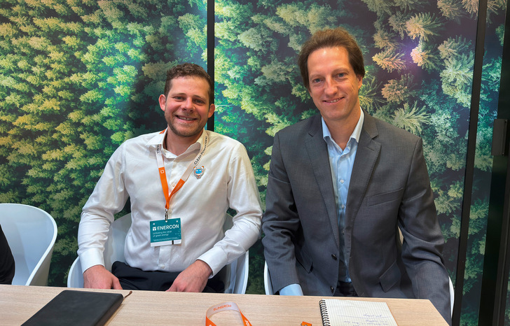 Harry Nortje und Robert von Wahl auf der Messe Windenergy in Hamburg am Sungrow-Stand.