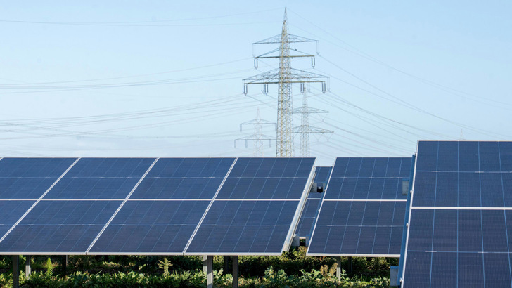 Mit jeder Kilowattstunde Solarstrom im Netz sinken die Energieimporte.