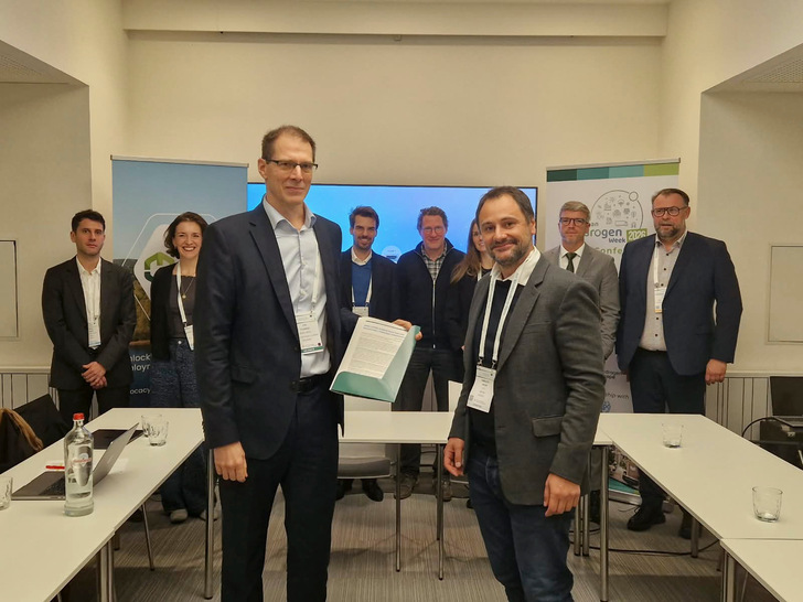 Übergabe des offenen Briefs durch Emmanuel Masini, CEO von Mantle8, an einen Vertreter der EU-Kommission.