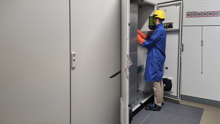 Arbeit an der Technik der Blindstromkompensation durch KBR Energy Management