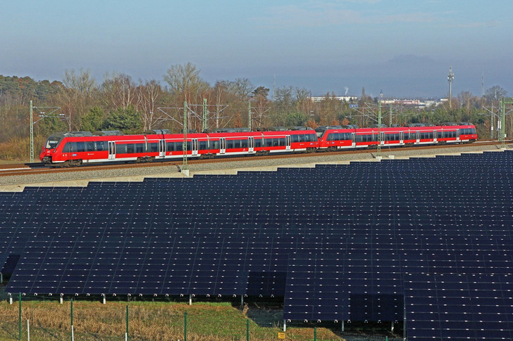 Solarfeld an der Bahnlinie: Symbolbild