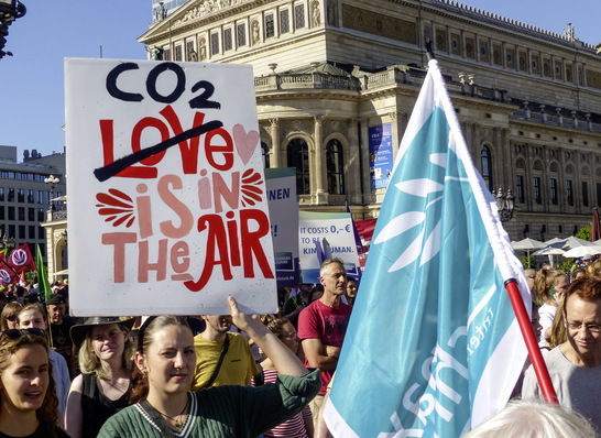 Großdemo von „Fridays for Future“ am 15. Sepzember in Frankfurt am Main: Mit dem Verzicht auf höhere Wärmeschutzstandards geraten die Klimaziele weiter außer Reichweite.