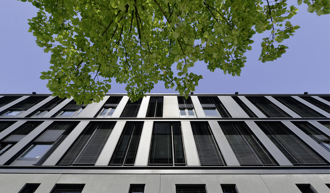 1 Mit bauwerkintegrierter Photovoltaik (BIPV) ergeben sich messbare Vorteile hinsichtlich Effizienz und Ökonomie. Aber auch die Architektur von Gebäuden profitiert davon – so wie hier beim ZSW-Gebäude in Stuttgart.