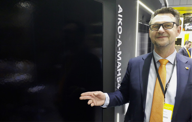 Bernhard Weber von Aiko erläutert die neuen Solarmodule.
