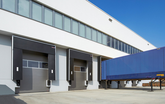 Mit gedämmten und bis zu einem Meter pro Sekunde schnellen Industrie-Sektionaltoren wie diesen lässt sich der Energieverbrauch in Grenzen halten.