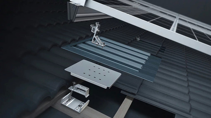 Der integrierte Dachhaken mit Dachersatzziegel: der Compactpitch XM-F Reptile.