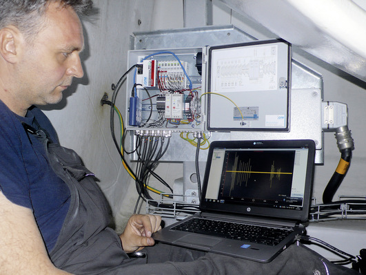 Der Peakanalyzer von der Gesellschaft für Maschinen­diagnose überwacht die Schwingungen des Getriebes einer Windenergieanlage.