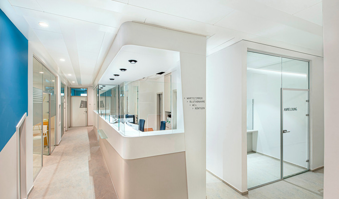 Gerade in Arztpraxen sind angenehme Raumtemperaturen gefragt. Mit Kühldecken bleibt auch die Ästhetik der Raumarchitektur gewahrt.